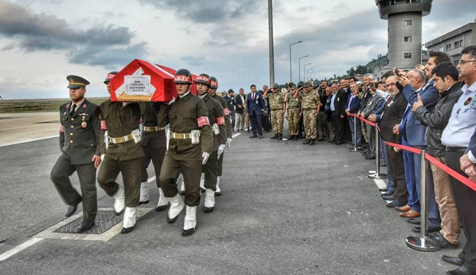Şehit eşini kundaktaki çocuğu ile karşıladı