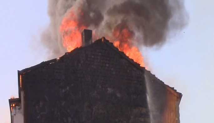 Koltukta başlayan yangın binayı sardı