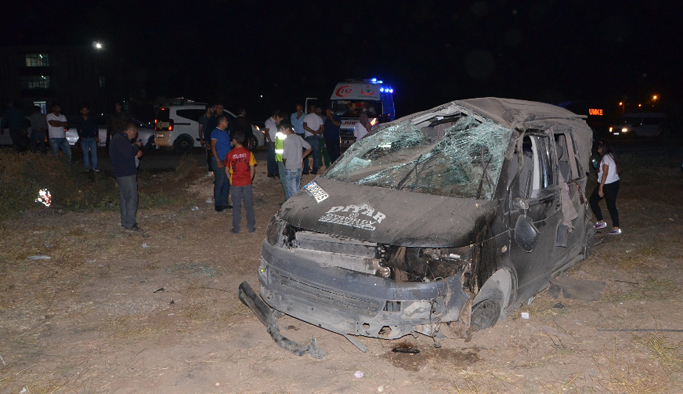 Lastiği patlayan araç takla attı: 1 ölü, 9 yaralı