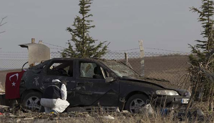 İki canlı bomba kendini patlattı!