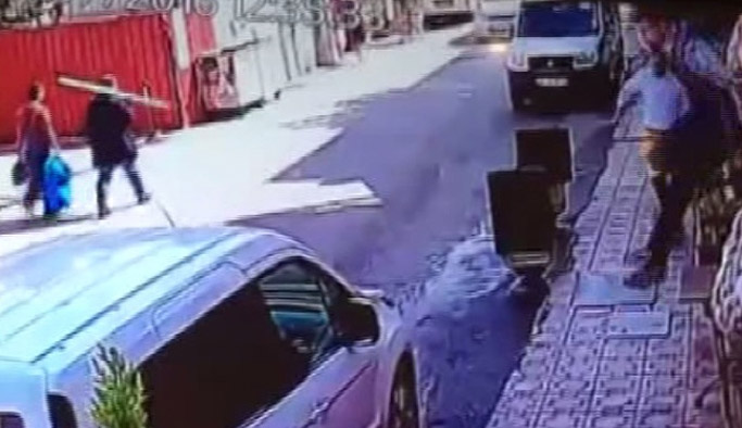 Araba kayınca camdan fırladı!