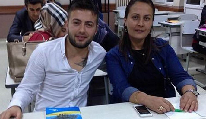 Anne oğul aynı sınıfta okuyor