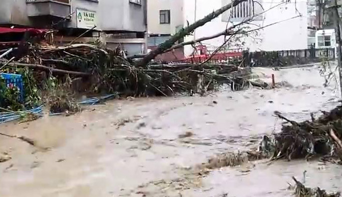 Beşikdüzü'nde Bakan'a tepki