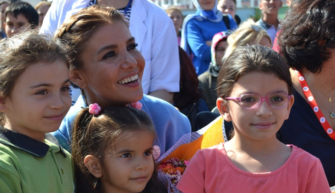 Ünlü şarkıcı Karadeniz'de okul açtı