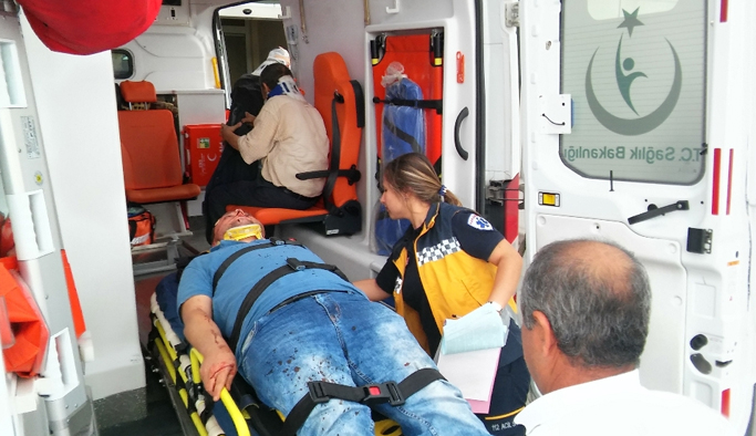 Otomobil, servis bekleyen işçilerin arasına daldı