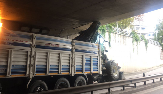 Trabzon'da kamyon alt geçide sığmayınca...