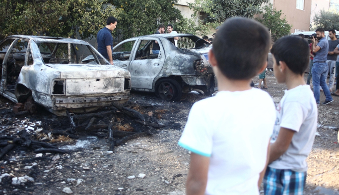Ateş oynayan çocuklar 4 aracı yaktı