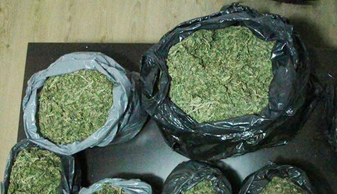 Giresun’da polisten büyük operasyon: Araçta 13 kilo esrar yakalandı