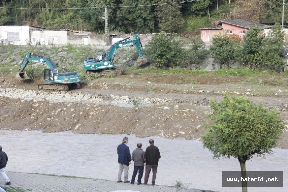 Hemşin Deresi'nde su taşkınlarına önlem