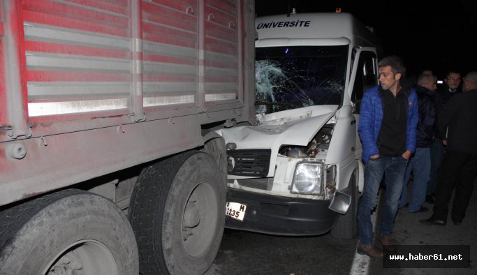 Minibüs TIR'a çarptı