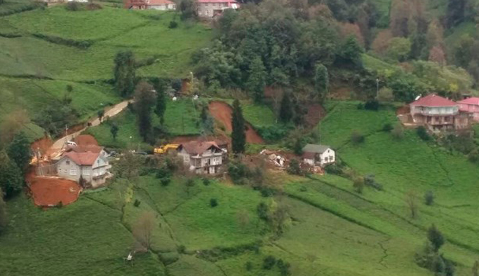 Rize'deki heyelanda kahreden detay