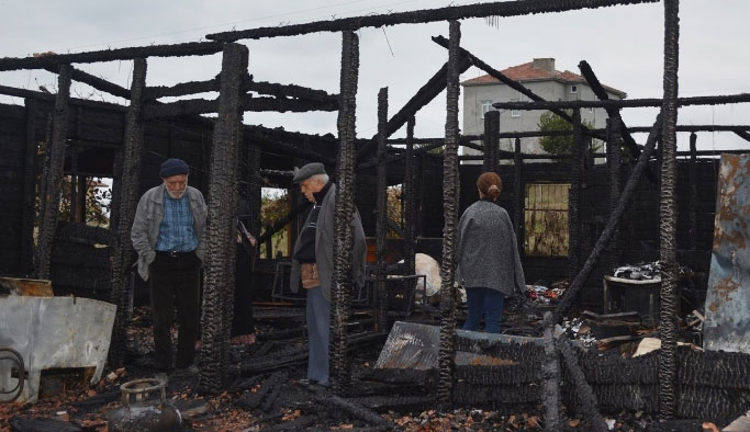 Evleri kül olan aile yardım bekliyor