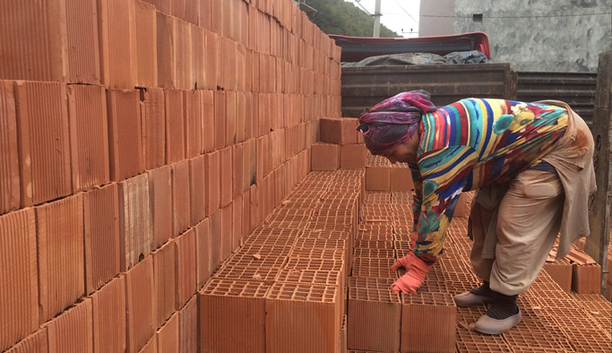 Trabzonlu kadın tuğla taşıyarak para kazanıyor