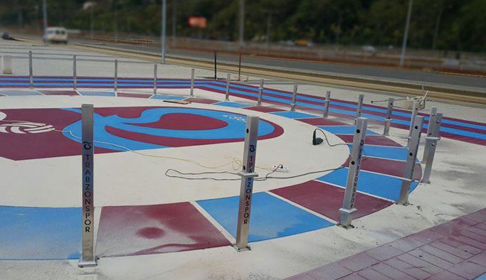 Akyazı'da yerdeki Trabzonspor logoları korumaya alınıyor