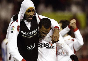 İran Kanoute'nin arkasında