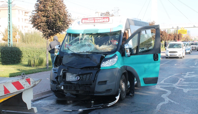 Liseli gençler minibüs kurbanı