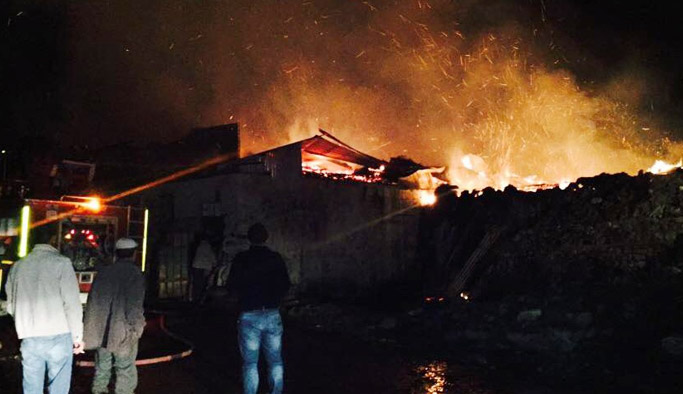 Gümüşhane'de yangın! 1 ev, 3 samanlık ve 1 ahır kül oldu