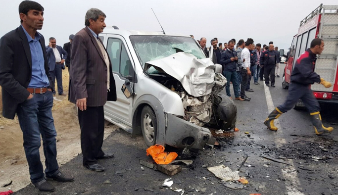 İki araç kafa kafaya çarpıştı: 2 ölü, 5 yaralı