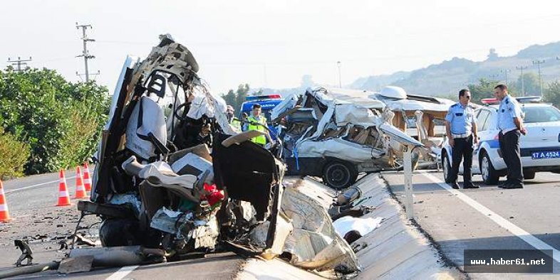 Kamyon ile minibüs çarpıştı: 1 yaralı