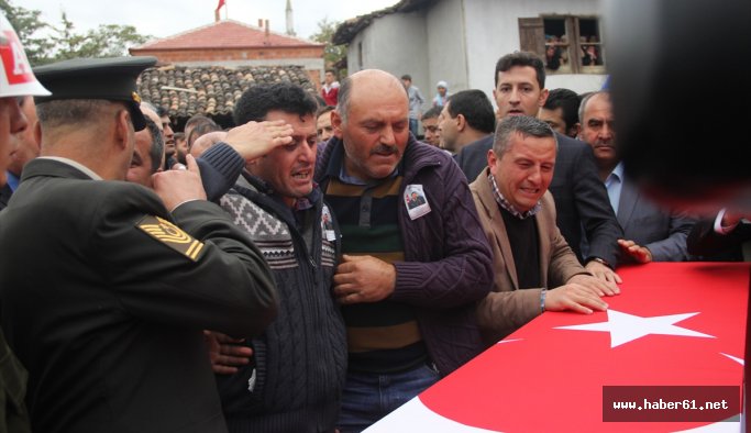 Şehit oğlunu asker selamı ile uğurladı
