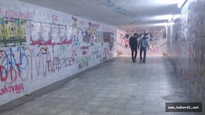 Altgeçit değil resmen korku tüneli!