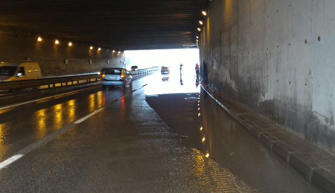 Trabzon'da yağmur trafiği felç etti