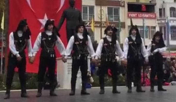 Bandırma’da horonlu Cumhuriyet kutlaması