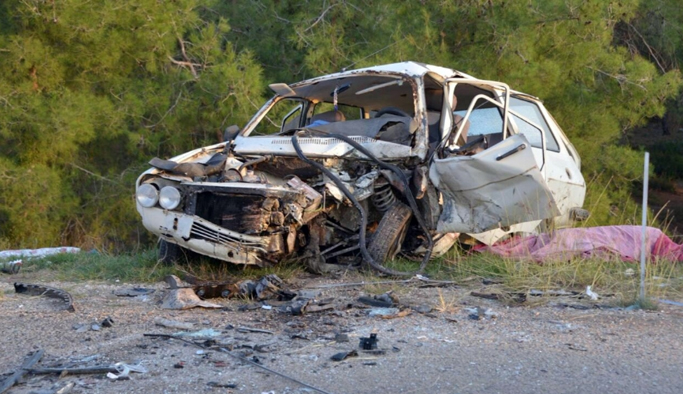 İki otomobil kafa kafaya çarpıştı: 2 ölü, 2 yaralı