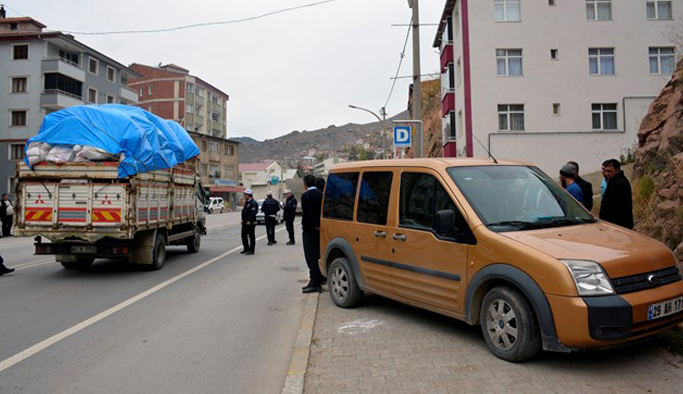 Gümüşhane'de almak için denediği araçla kaza yaptı