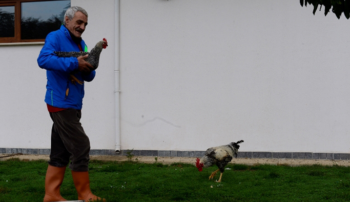 Huzurevindeki yalnızlığını kurduğu kümes ile unuttu