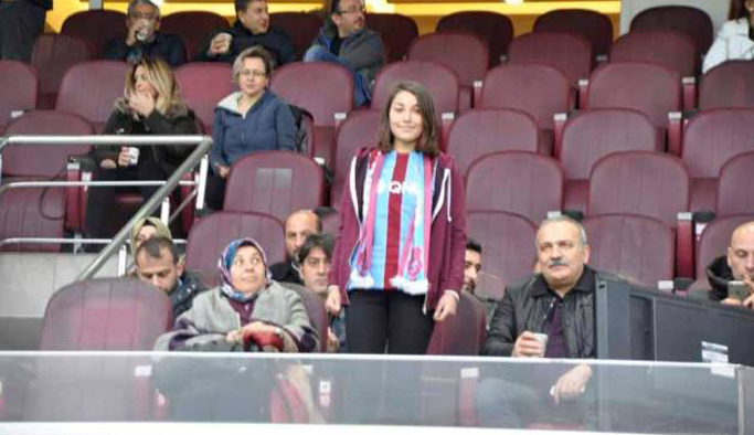 Elifnur Deniz Avni Aker'de!