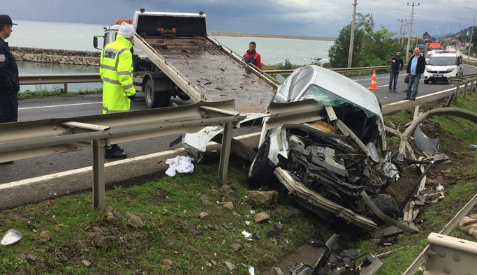 Ordu'da feci kaza: Bariyer aracın içine girdi