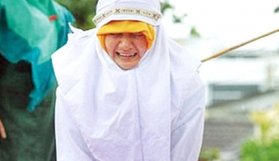 "Erkeğe yakın durdun" cezası!