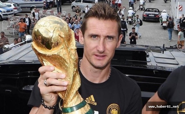 Ünlü yıldız futbola veda etti!