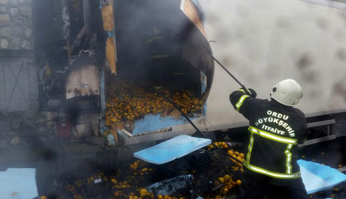 Ünye'de tır yandı