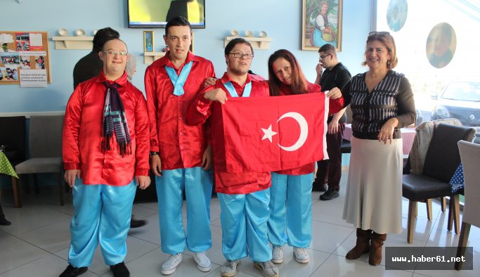 Ballim Kafede KTÜ öğrencilerine kolbastı şov