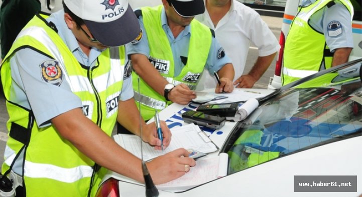 Trabzon'da yapılan trafik kontrollerinde, 110 sürücüye 24 bin 69 lira ceza kesildi. 4 Kasım 2016
