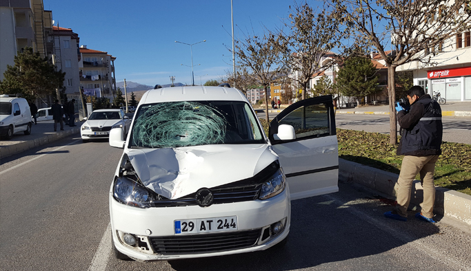 Kelkit’te yolun karşısına geçen yaşlı adama araç çarptı: Hayatını kaybetti