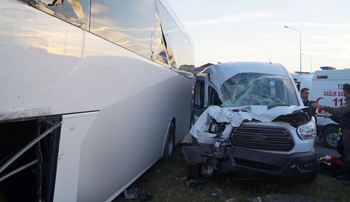 Trabzon'da öğrenci servisi ile otobüs çarpıştı: 14 yaralı