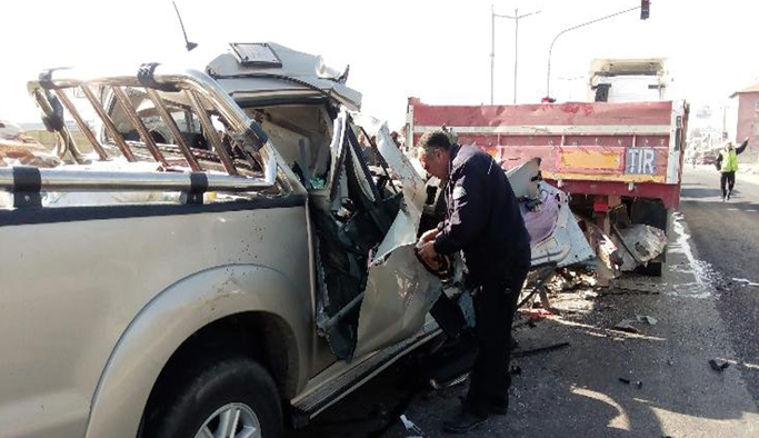 Kamyonet TIR’a çarptı: 1 ölü, 4 yaralı