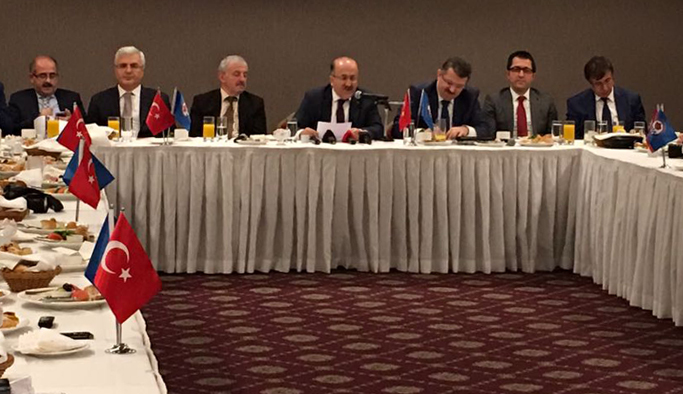 Gümrükçüoğlu: "Hiç kimse kendisini her şeyin yerine koyup..."