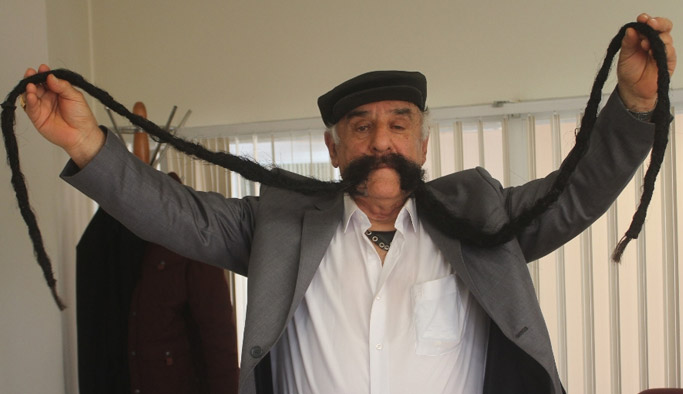 2 metre 45 santimlik bıyık!