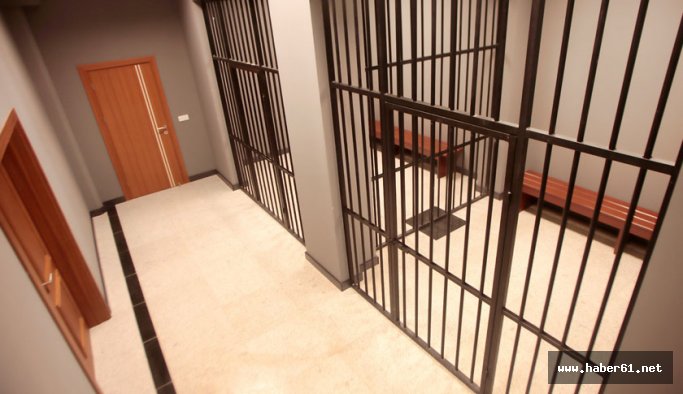 Trabzon'da nezarethaneyi kırdı