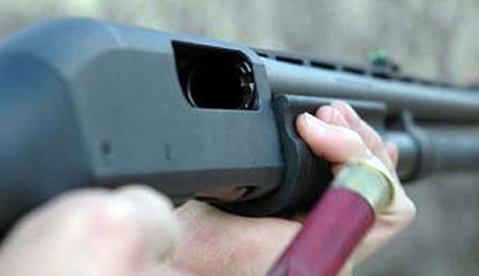 Küçük çocuk tüfekle abisini vurdu!