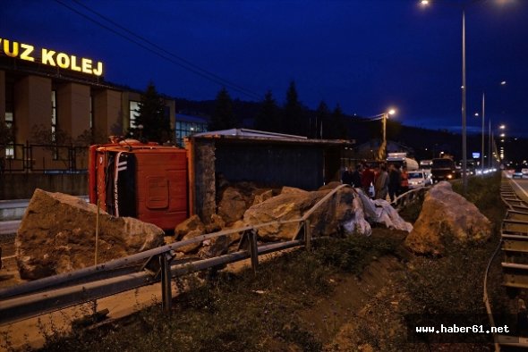 Trabzon'a gelirken devrildi, trafik felç oldu