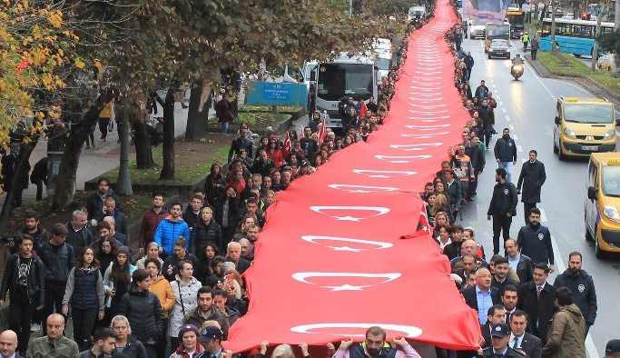 Atatürk için Dolmabahçe'ye yürüdüler