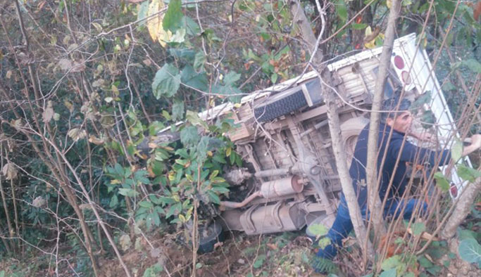 Trabzon'da araç uçuruma yuvarlanıyordu