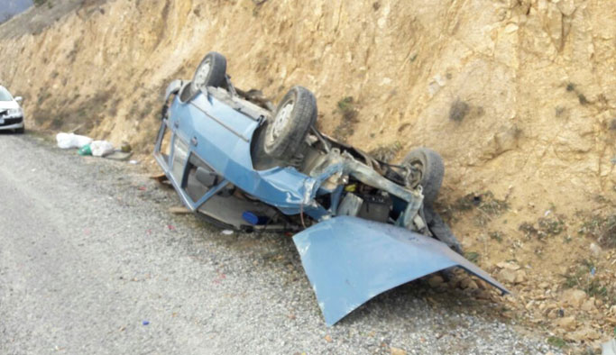 Gümüşhane'de otomobil takla attı: 2 yaralı