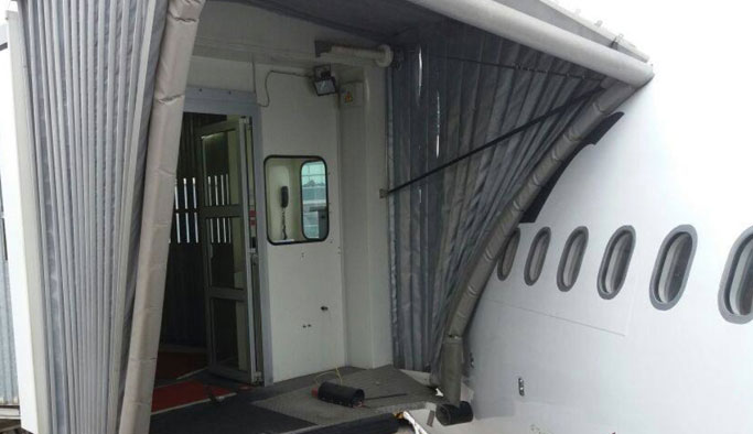 Yolcu uçağı körüğe çarptı