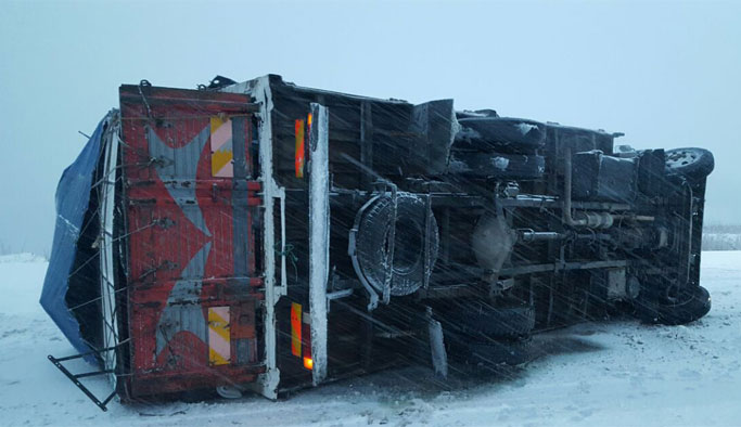 Bayburt'ta otomobil ile kamyon çarpıştı: 1 ölü, 4 yaralı